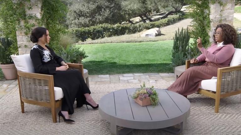 Meghan Markle und Oprah Winfrey sitzen sich auf einer Terrasse gegenüber.