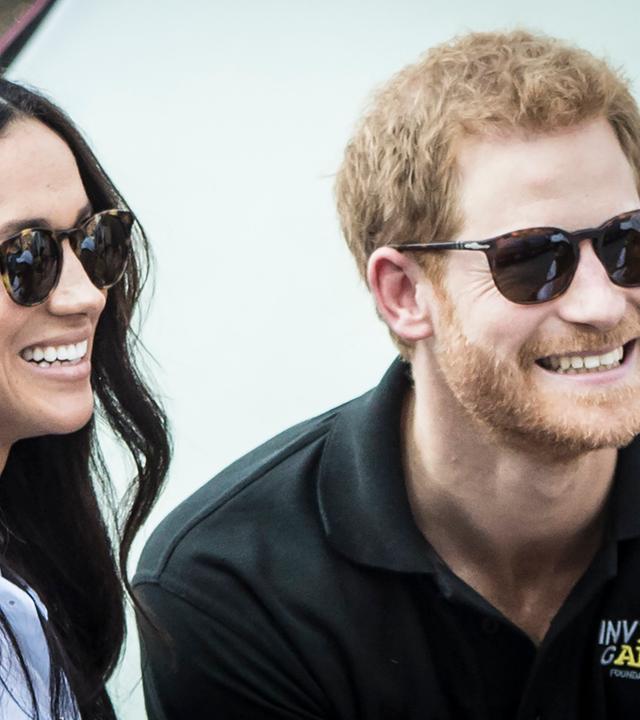 Meghan Markle und Prinz Harry mit Sonnenbrillen.