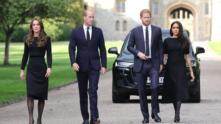 Prinz William, Herzogin Kate, Prinz Harry und Herzogin Meghan gehen nebeneinander.