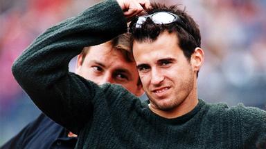Bundesliga-Saison 1998/1999: Mehmet Scholl sitzt im Olympiastadion München auf der Ersatzbank