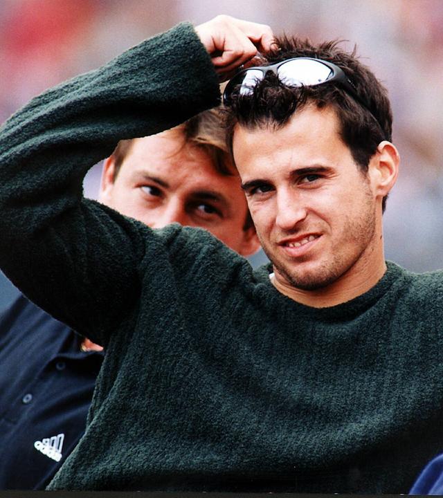 Bundesliga-Saison 1998/1999: Mehmet Scholl sitzt im Olympiastadion München auf der Ersatzbank