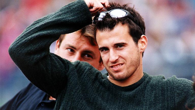 Bundesliga-Saison 1998/1999: Mehmet Scholl sitzt im Olympiastadion München auf der Ersatzbank