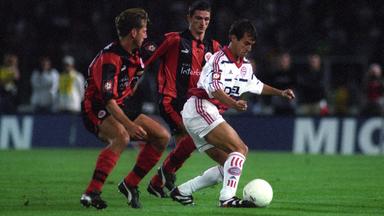 Scholl Mehmet umdribbelt im Bundesliga-Spiel des FC Bayern München gegen Eintracht Frankfurt die gegnerischen Spieler Tibor Dombi und Uwe Bindewald.