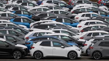 Neuwagen der Marken Volkswagen, Audi und Cupra stehen vor der Auslieferung auf einem Parkplatz im Werk von Volkswagen in Zwickau.