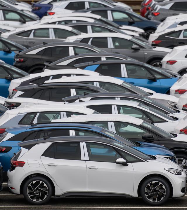 Neuwagen der Marken Volkswagen, Audi und Cupra stehen vor der Auslieferung auf einem Parkplatz im Werk von Volkswagen in Zwickau.