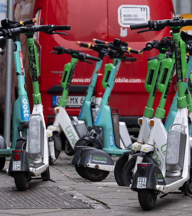 26.02.2026, Hessen, Frankfurt/Main: Abgestellte E-Scooter in der Innenstadt von Frankfurt. 