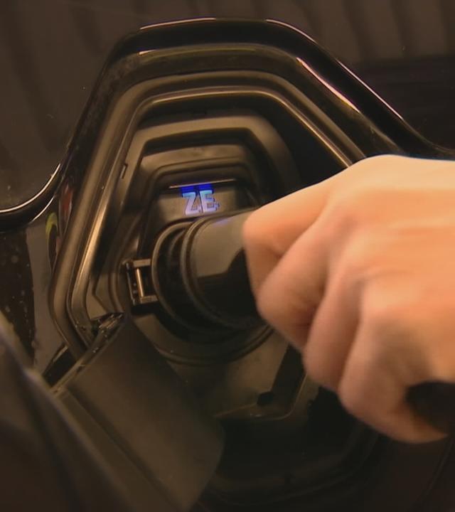 Ein Elektroauto wird geladen.