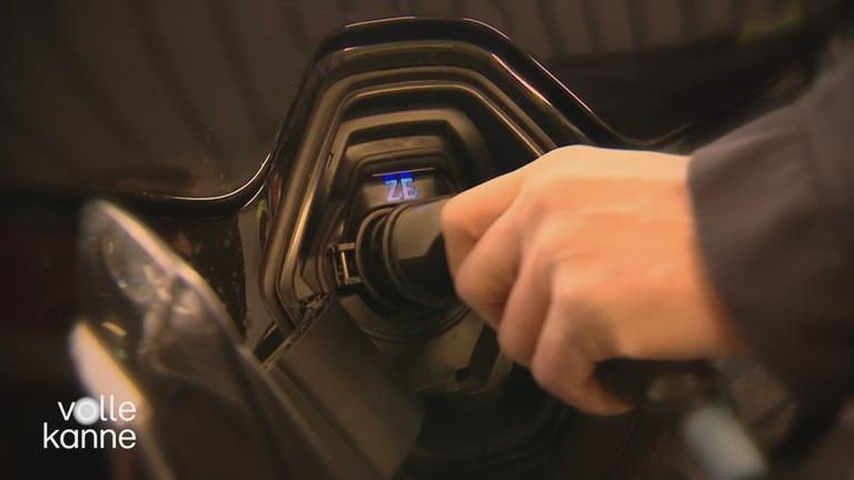 Ein Elektroauto wird geladen.