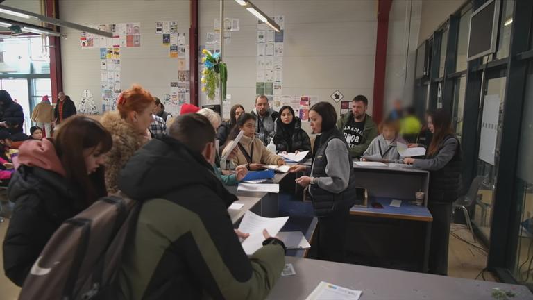 Geflüchtete aus der Ukraine melden sich an.