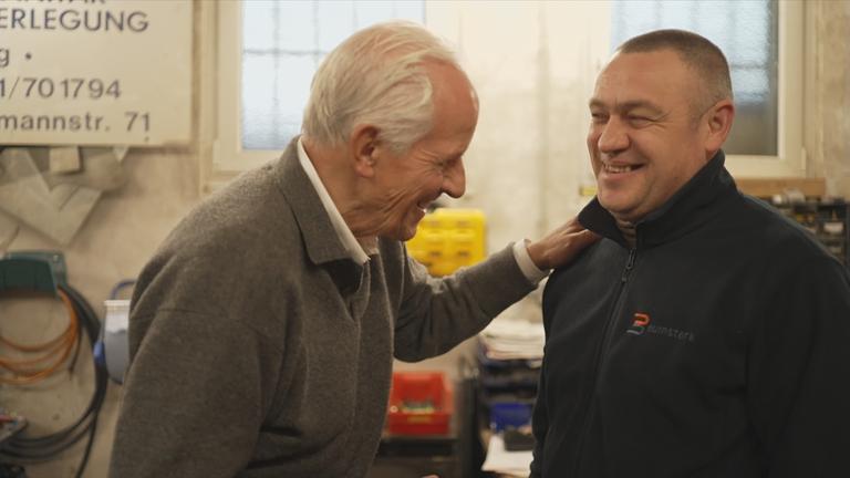 Arbeitskollegen am lachen