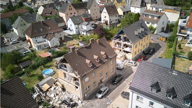 Rheinland-Pfalz, Höhr-Grenzhausen: In Höhr-Grenzhausen wurden zahlreiche Häuser durch das Unwetter beschädigt
