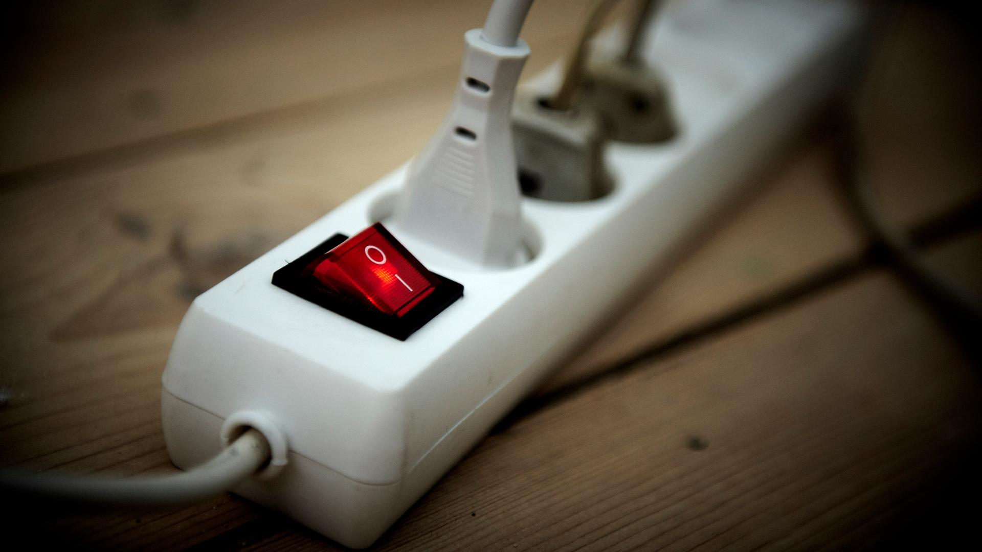 Stecker in einer Mehrfachsteckdose