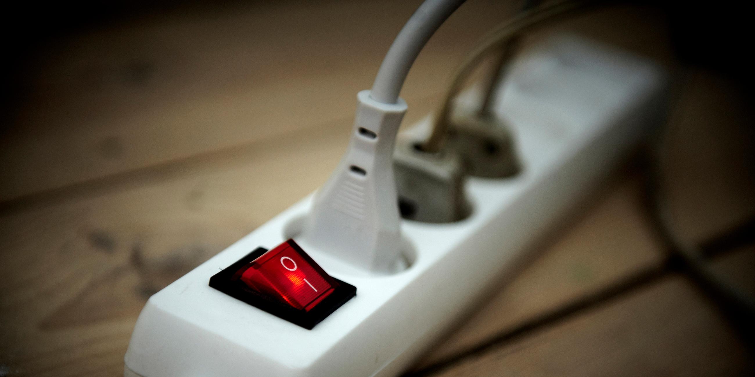 Stecker in einer Mehrfachsteckdose