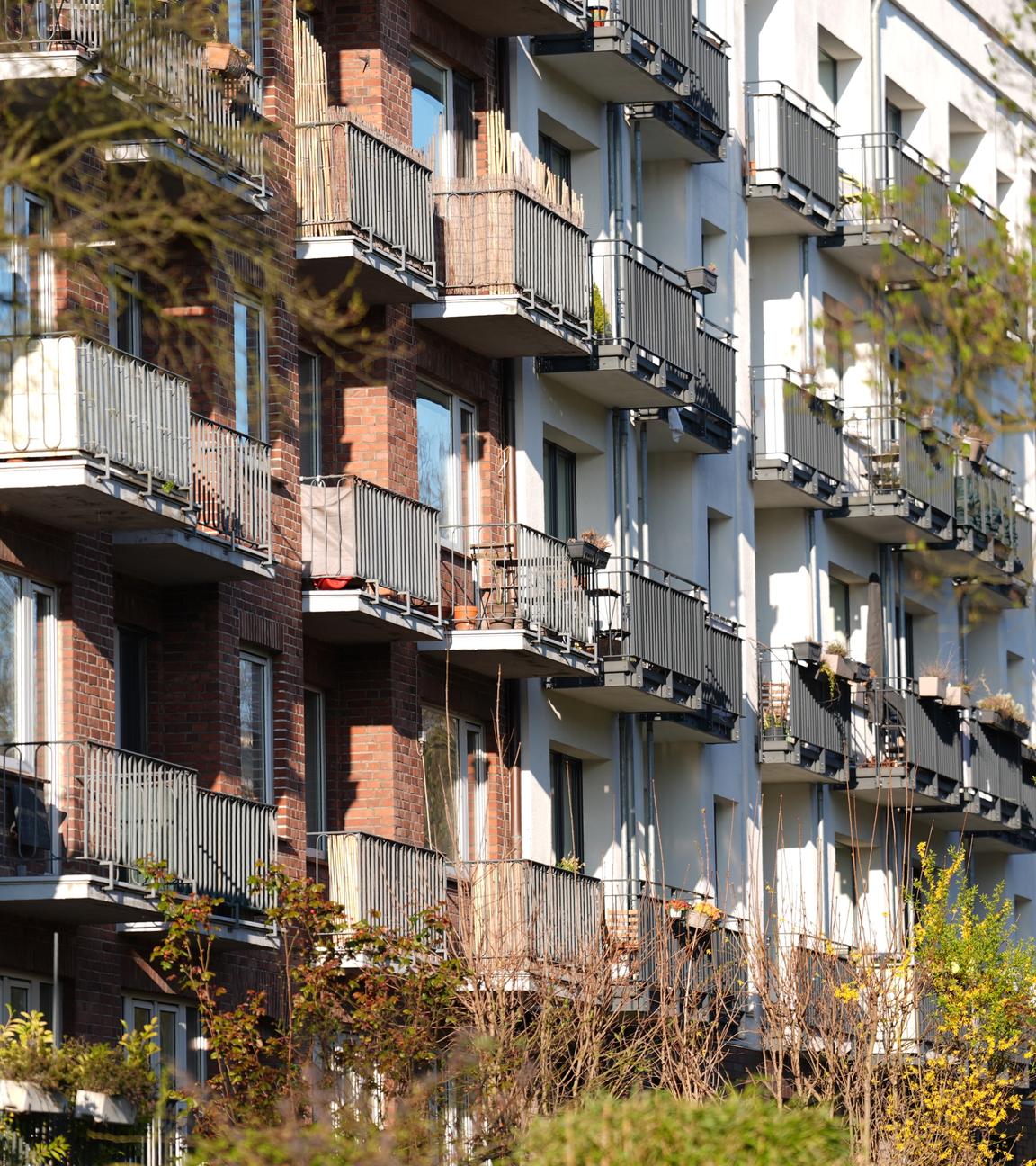 Hamburg: Blick auf die Balkone von Mehrfamilienhäusern im Stadtteil Harvestehude.