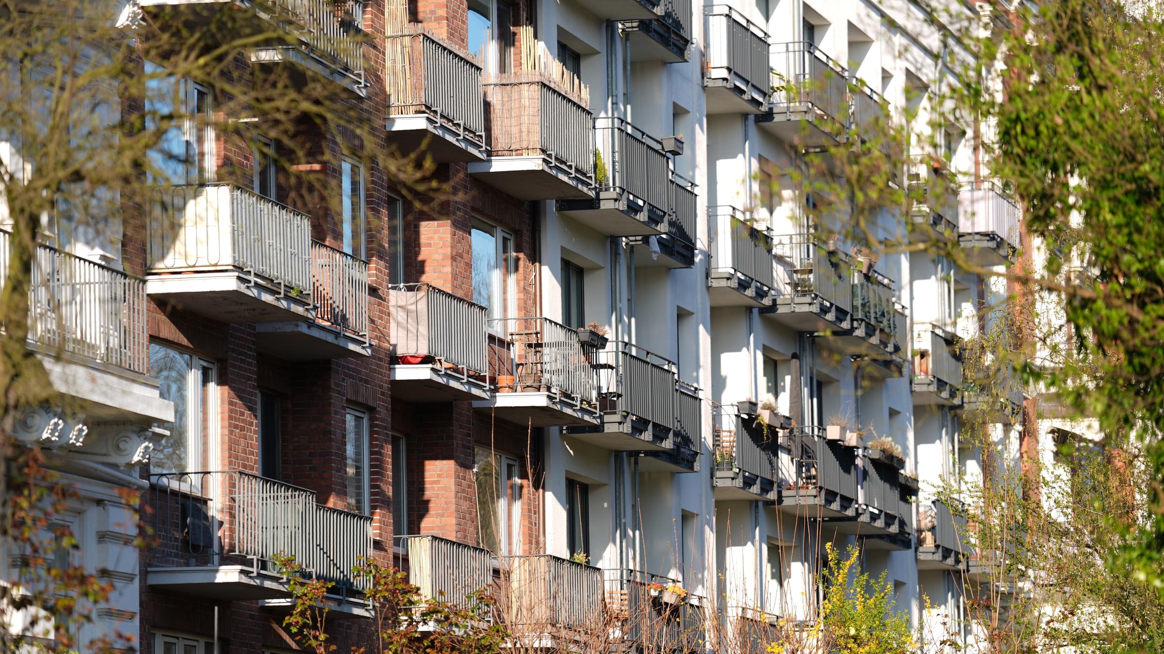 Hamburg: Blick auf die Balkone von Mehrfamilienhäusern im Stadtteil Harvestehude.
