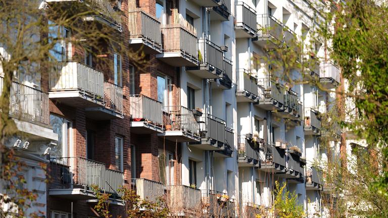 Hamburg: Blick auf die Balkone von Mehrfamilienhäusern im Stadtteil Harvestehude.