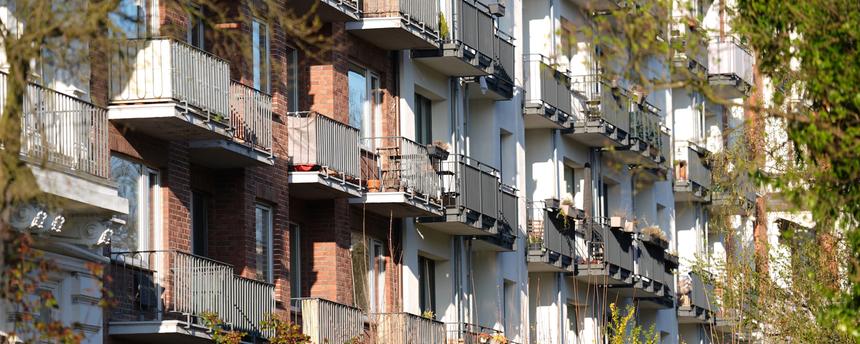 Hamburg: Blick auf die Balkone von Mehrfamilienhäusern im Stadtteil Harvestehude.