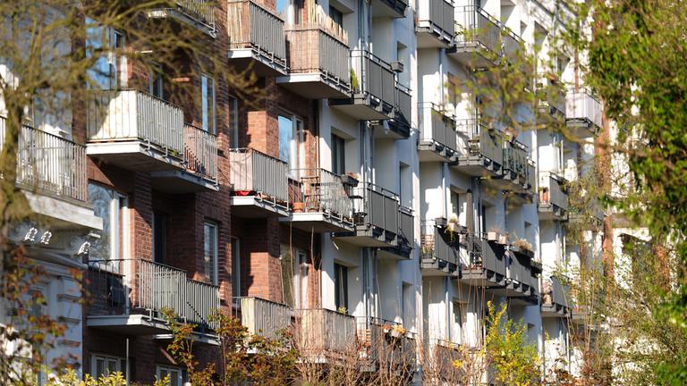 Die Balkone einiger Mehrfamilienhauses seitlich von unten fotografiert.