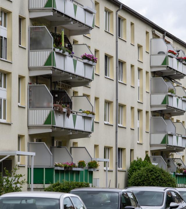 Wohnungen mit Balkon in einem Mehrfamilienhaus der Wohnungsgenossenschaft Köpenick Nord in der Lahmertstraße.