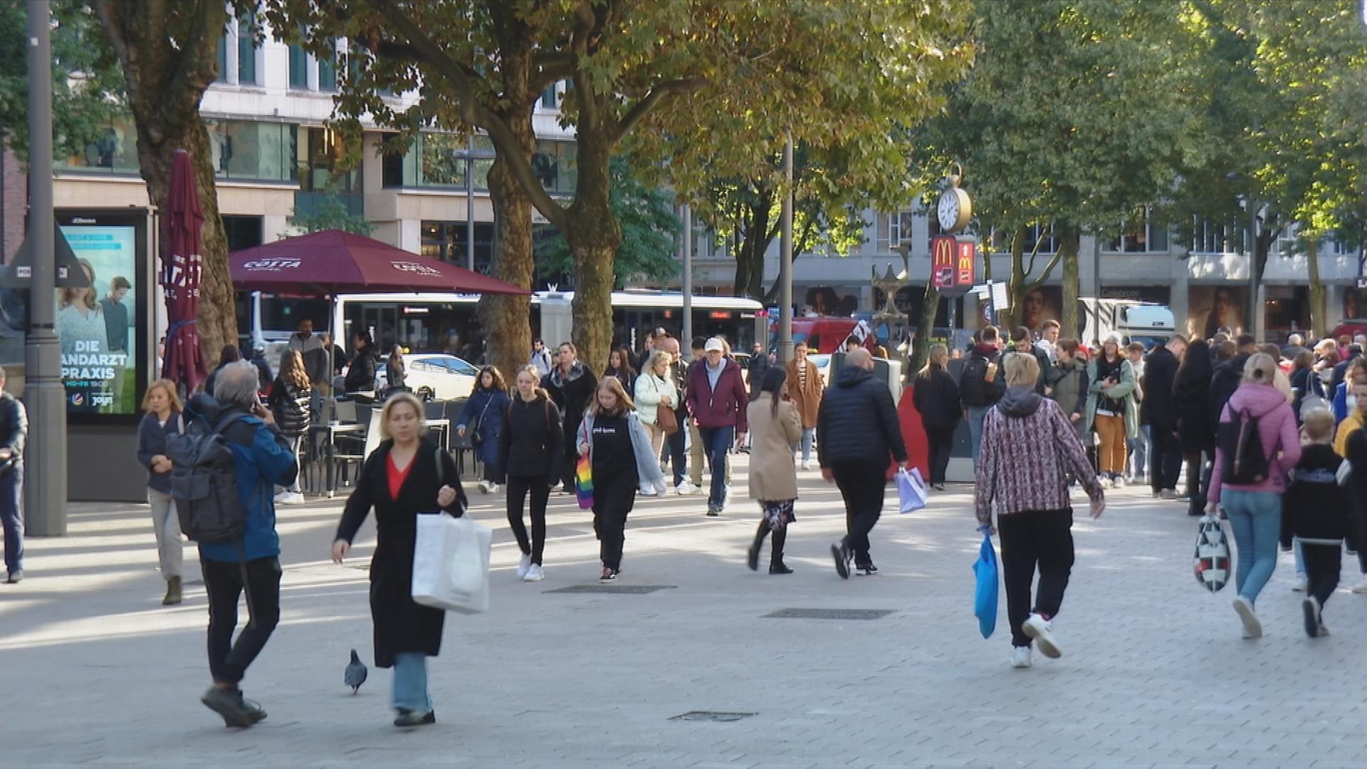 Menschen in Fußgängerzone