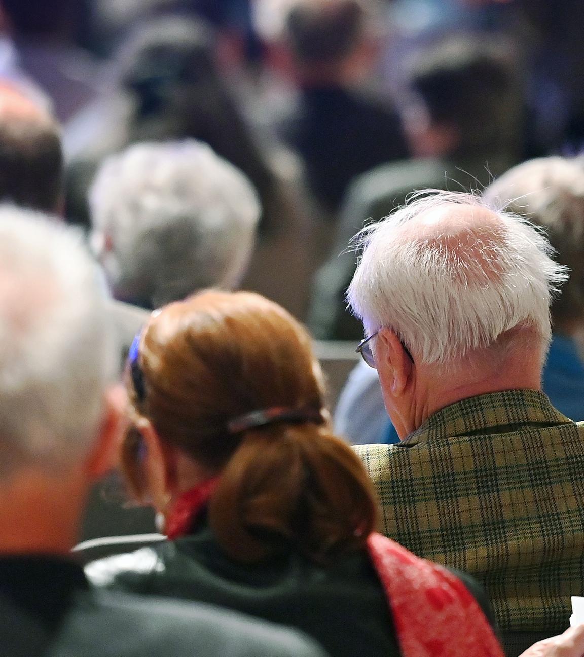 Themenfoto: Rentner,Hinterköpfe alter Menschen mit grauen Haaren. 
