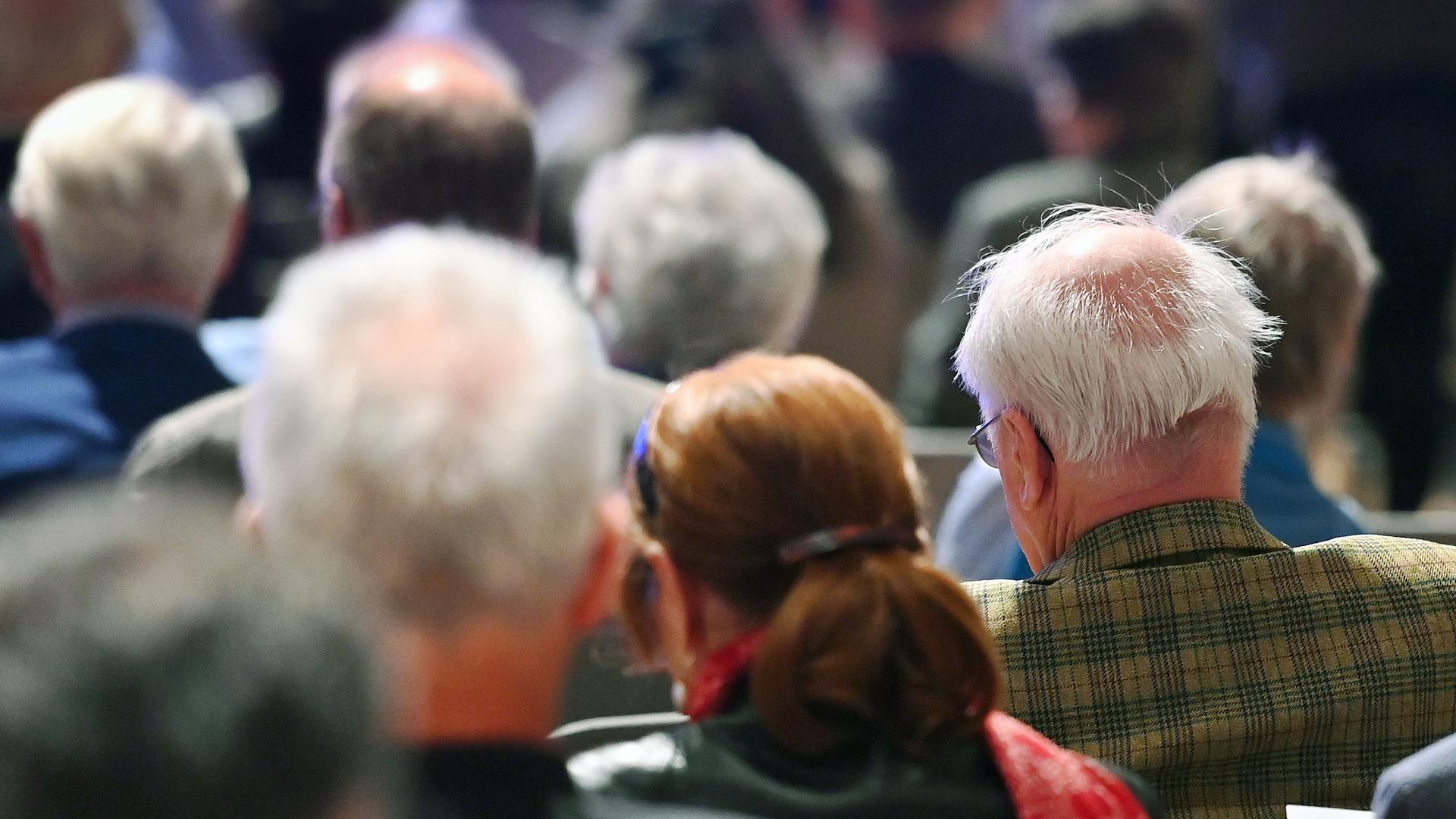 Themenfoto: Rentner,Hinterköpfe alter Menschen mit grauen Haaren. 