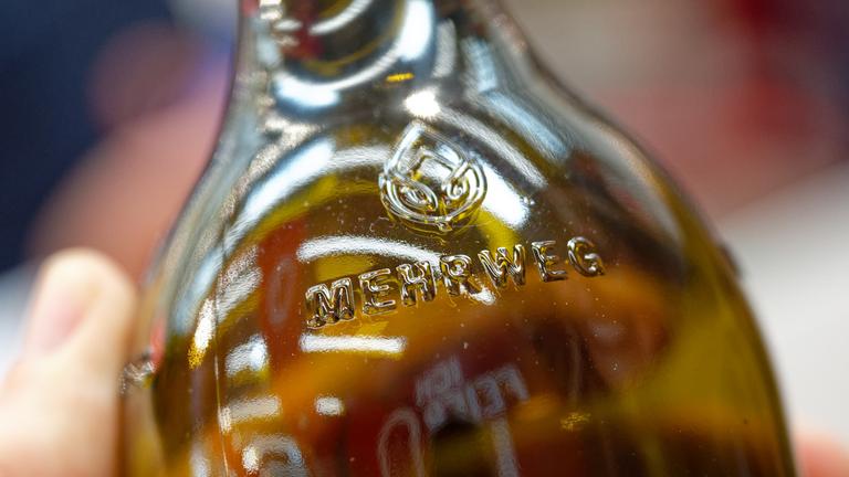 Nordrhein-Westfalen, Düsseldorf: Die Genossenschaft Weinheimat Württemberg stellt auf der Fachmesse ProWein eine neue 0,75 Liter-Mehrwegflasche für Wein vor.