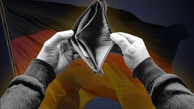 Eine leere Brieftasche wird geöffnet und ist vor einer wehenden Deutschland-Flagge positioniert.