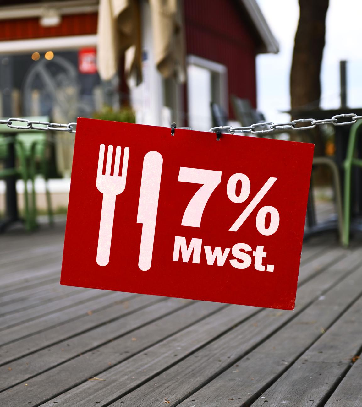 Schild mit Aufschrift 7 Prozent Mehrwertsteuer