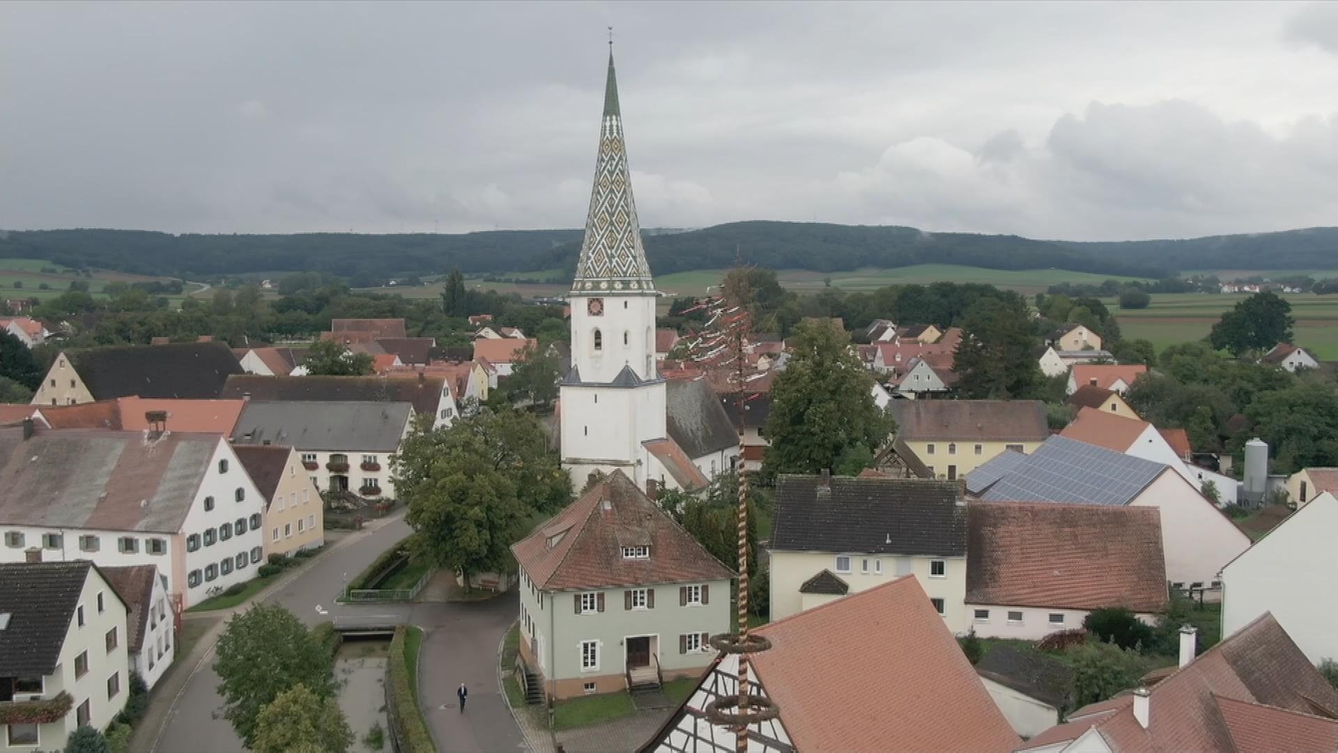 Auf dem Bild ist das Dorf Meinheim von Oben zu sehen.
