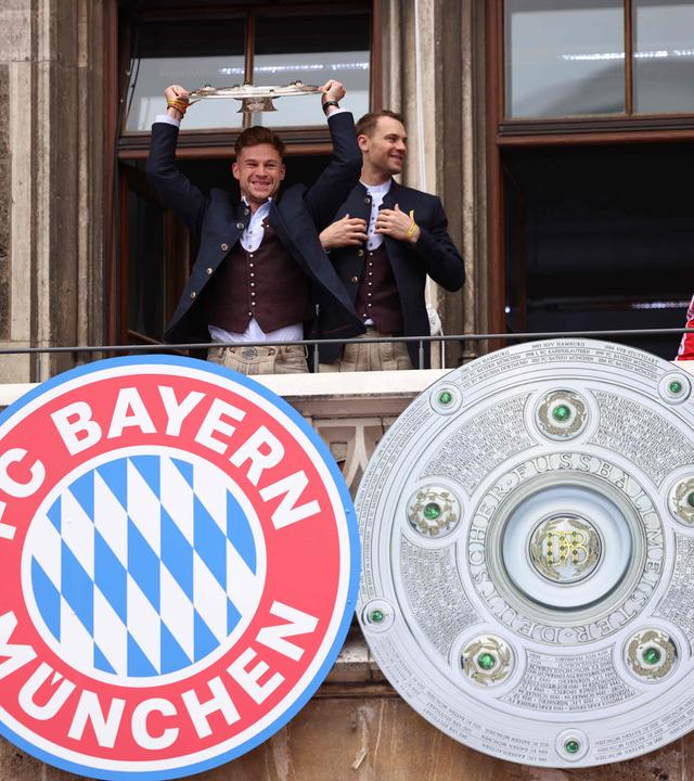 Der deutsche Mittelfeldspieler des FC Bayern München, Joshua Kimmich (#06), hält die Trophäe neben dem deutschen Torhüter des FC Bayern München, Manuel Neuer (#01), während die Spieler des FC Bayern München am 17. Mai 2026 vor dem Rathaus am Marienplatz in München (Süddeutschland) ihre 35. Deutsche Meisterschaft feiern. 