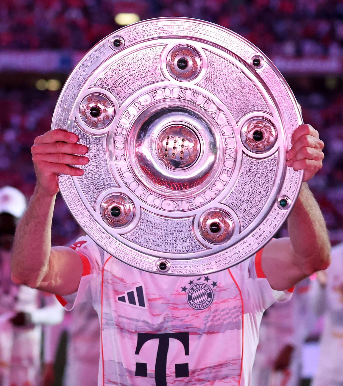 Thomas Müller (Muenchen) mit Meisterschale.