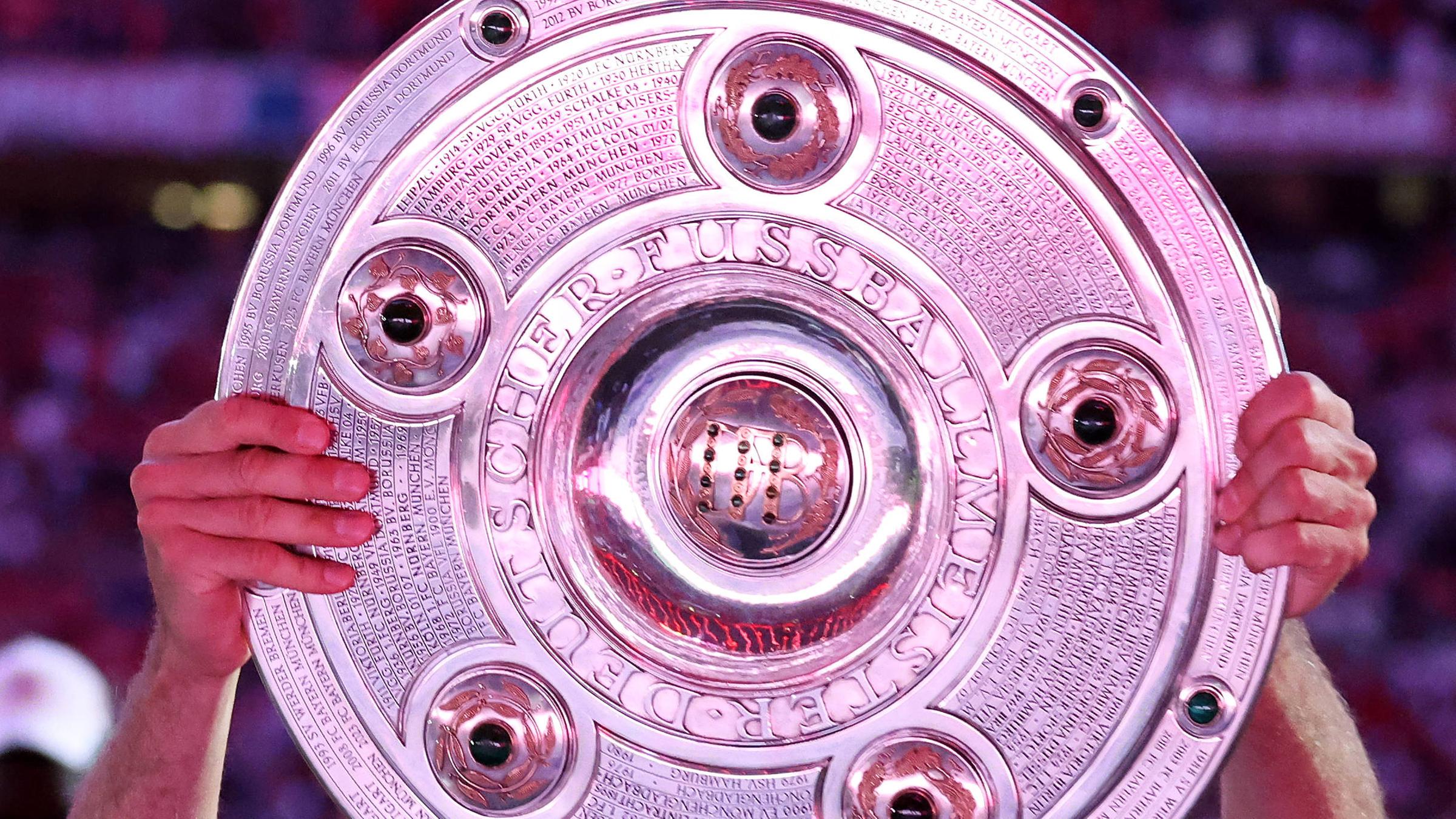 Thomas Müller (Muenchen) mit Meisterschale.