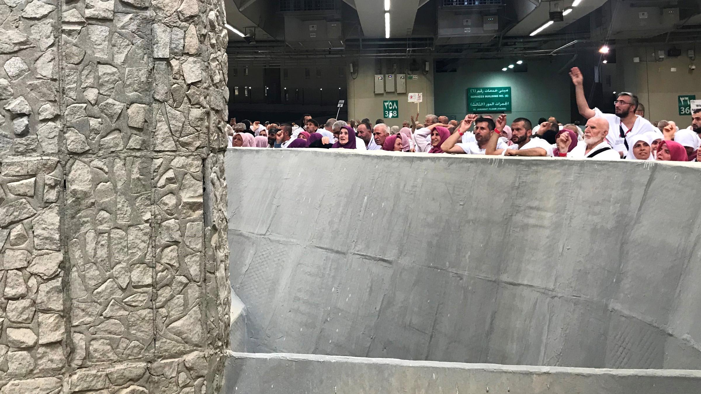 Pilger am 21.08.2018 in Mekka bei der "Steinigung des Teufels"