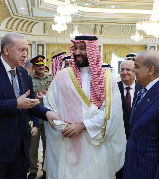 Der türkische Präsident Recep Tayyip Erdogan (links), der saudische Kronprinz Mohammed bin Salman (Mitte) und der pakistanische Premierminister Shehbaz Sharif (rechts) stehen neben einander.