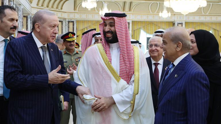 Der türkische Präsident Recep Tayyip Erdogan (links), der saudische Kronprinz Mohammed bin Salman (Mitte) und der pakistanische Premierminister Shehbaz Sharif (rechts) stehen neben einander.