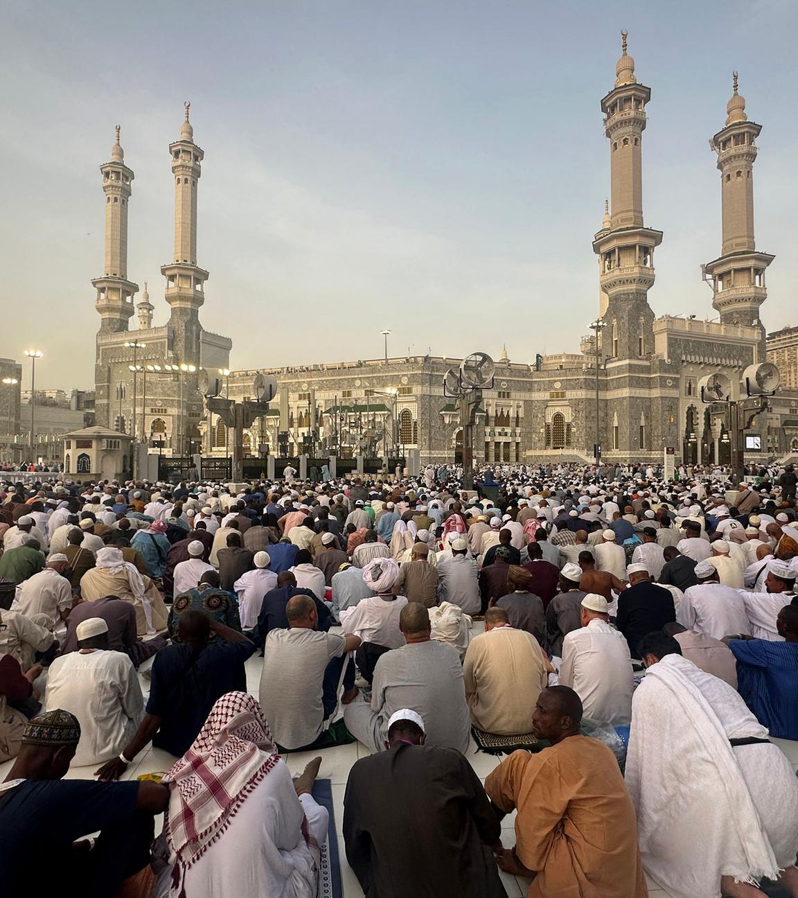 Muslimische Gläubige versammeln sich am 2. Juni 2025 zum Gebet im Komplex der Großen Moschee in der heiligen Stadt Mekka vor der jährlichen Pilgerfahrt Hadsch.