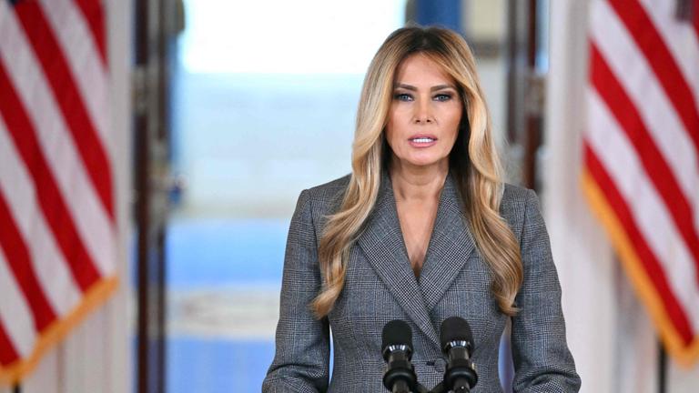 US-First Lady Melania Trump spricht am 9. April 2026 in der Cross Hall des Weißen Hauses in Washington, D.C.