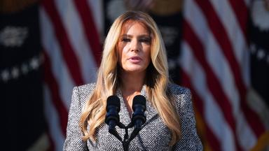 First Lady Melania Trump nimmt am 19.10.2026 im Rosengarten des Weißen Hauses an einer Veranstaltung teil.