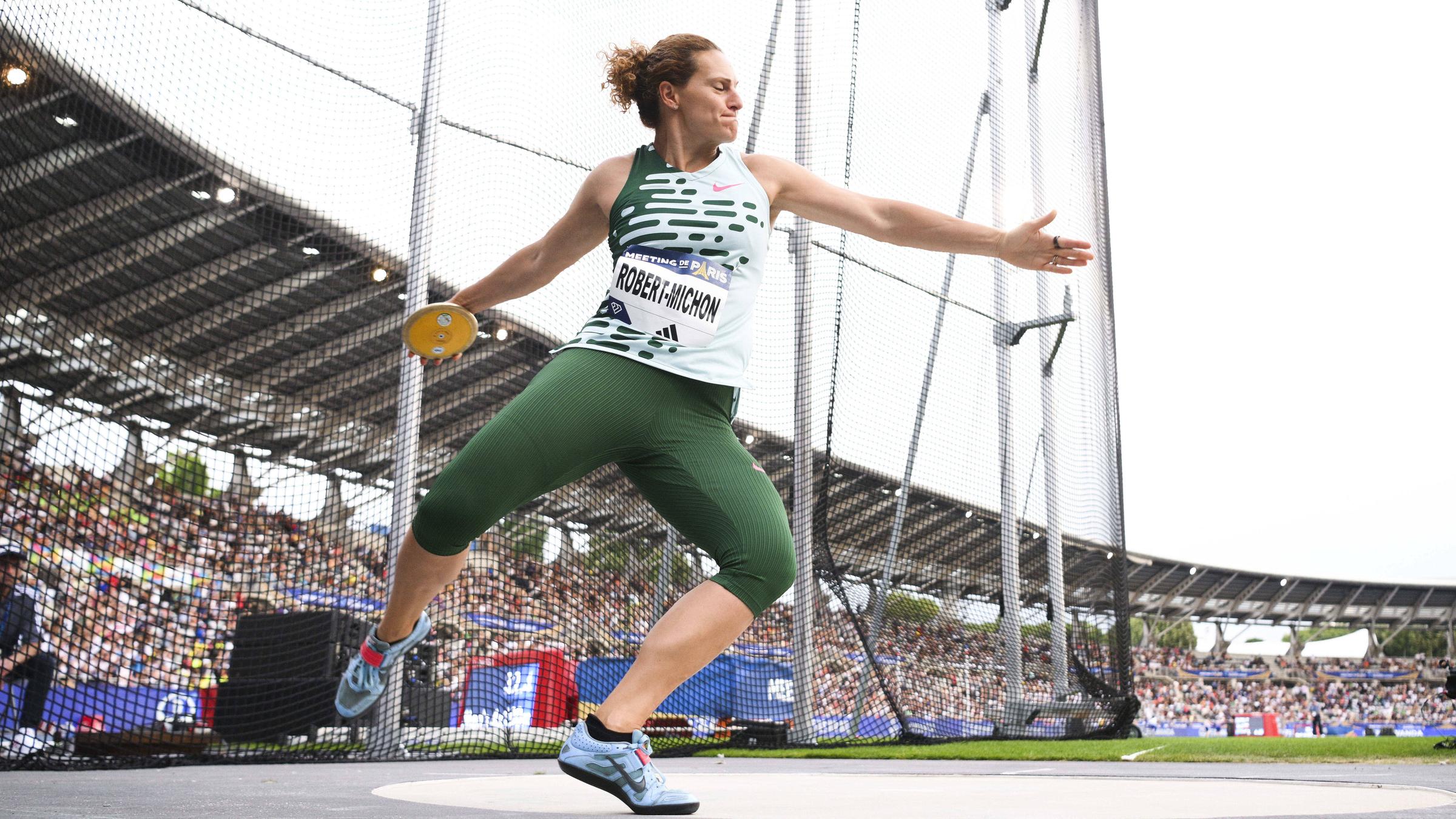 Eine der beiden Fahnenträger für Frankreich ist Diskuswerferin Melina Robert-Michon. Die 45-Jährige gewann Olympia-Silber bei den Spielen 2016.