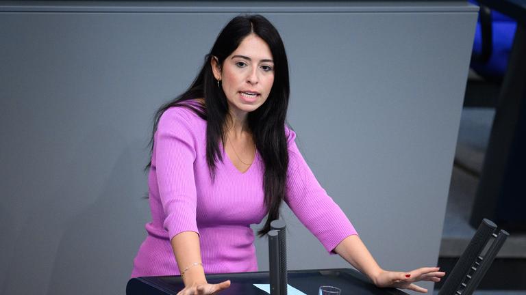 Melis Sekmen spricht in der Plenarsitzung im Deutschen Bundestag.
