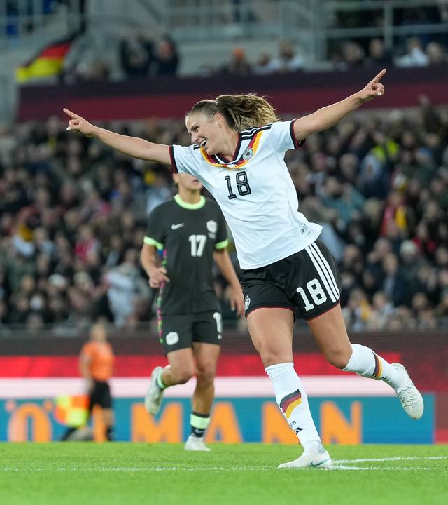 Melissa Kössler (Deutschland) feiert ihren Torerfolg im internationalen Freundschaftsspiel zwischen der deutschen Frauenfußball-Nationalmannschaft und Australien.