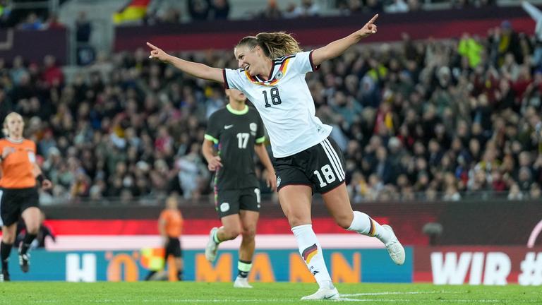 Melissa Kössler (Deutschland) feiert ihren Torerfolg im internationalen Freundschaftsspiel zwischen der deutschen Frauenfußball-Nationalmannschaft und Australien.