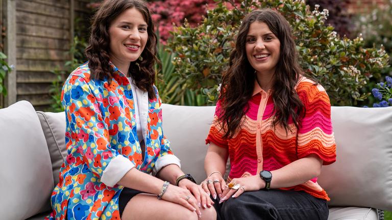 Großbritannien, Sandhurst: Zwillinge Melissa und Georgia Laurie in ihrem Zuhause in Sandhurst in Berkshire.