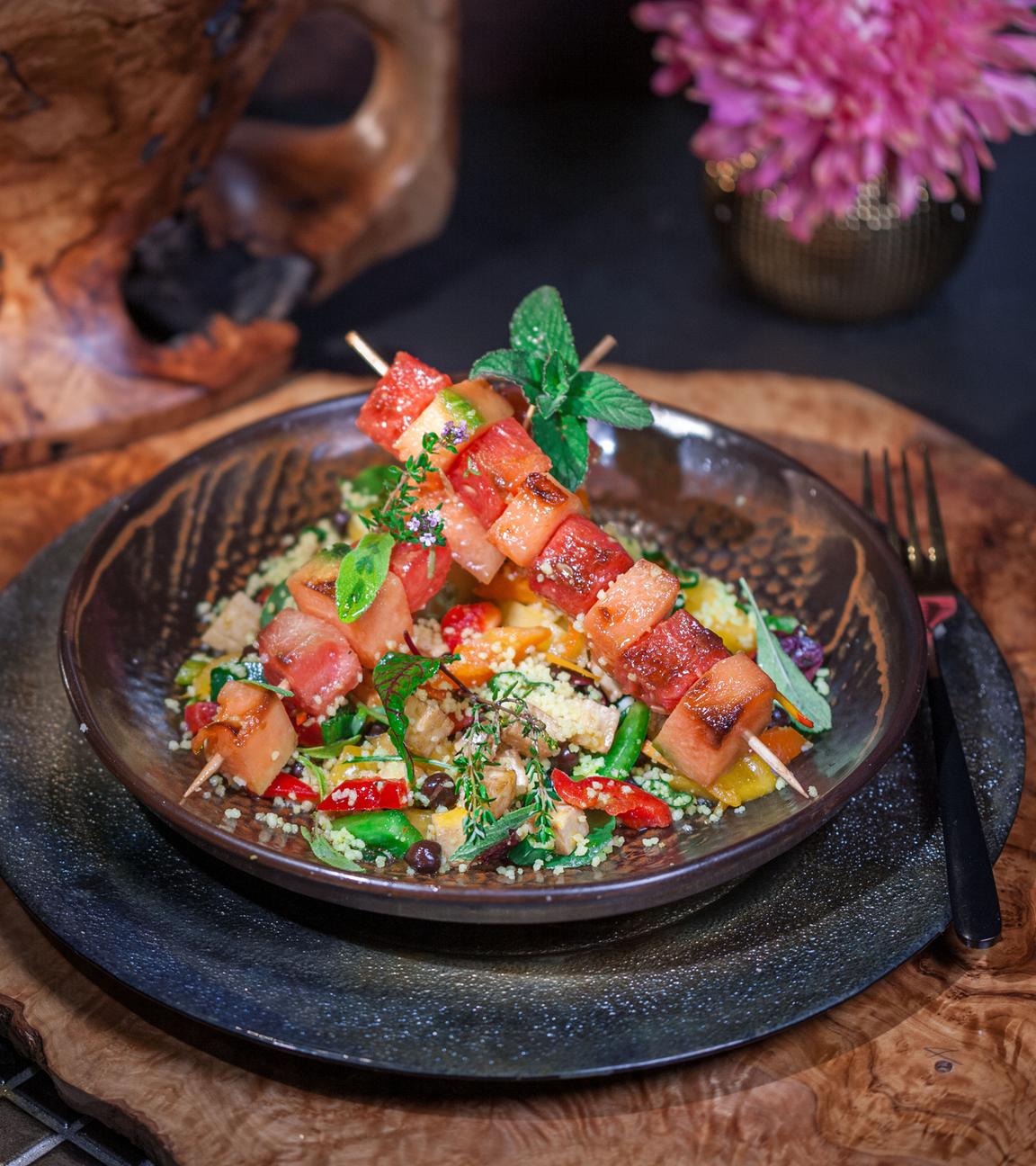Gebratene Melonen-Spieße auf Couscous-Halloumisalat 