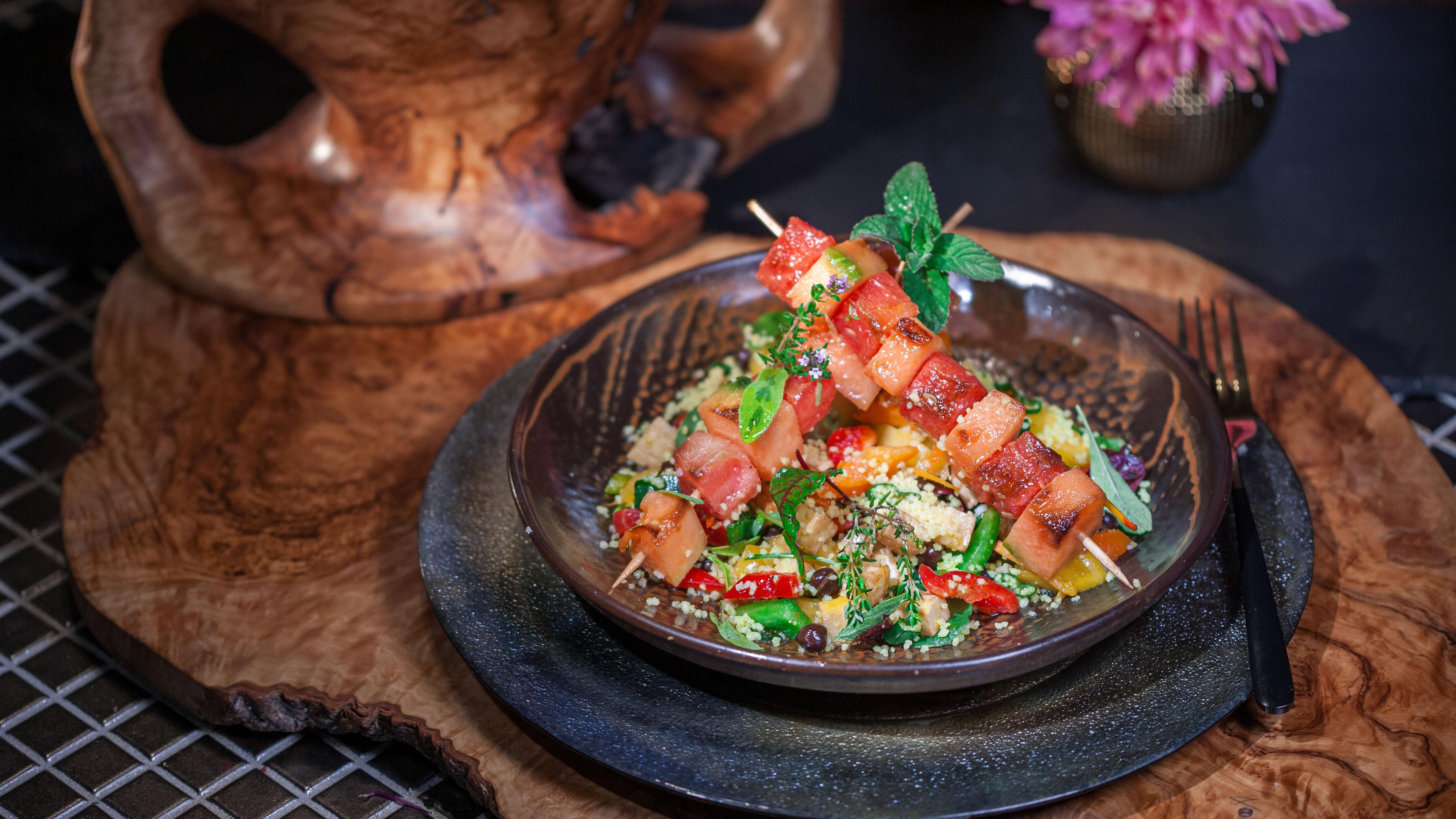 Gebratene Melonen-Spieße auf Couscous-Halloumisalat 