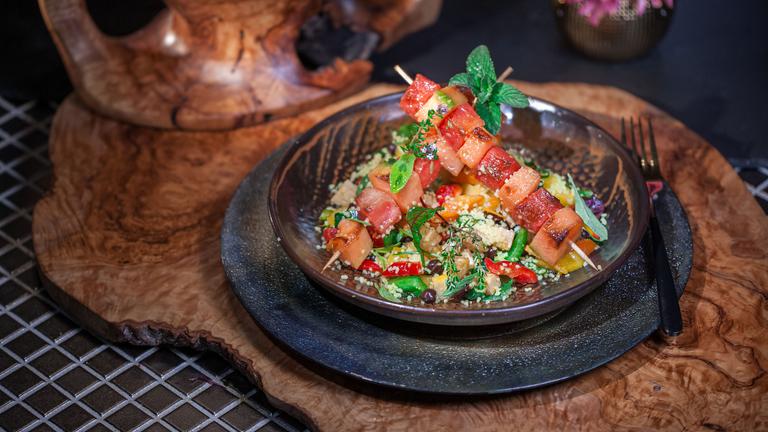 Gebratene Melonen-Spieße auf Couscous-Halloumisalat 