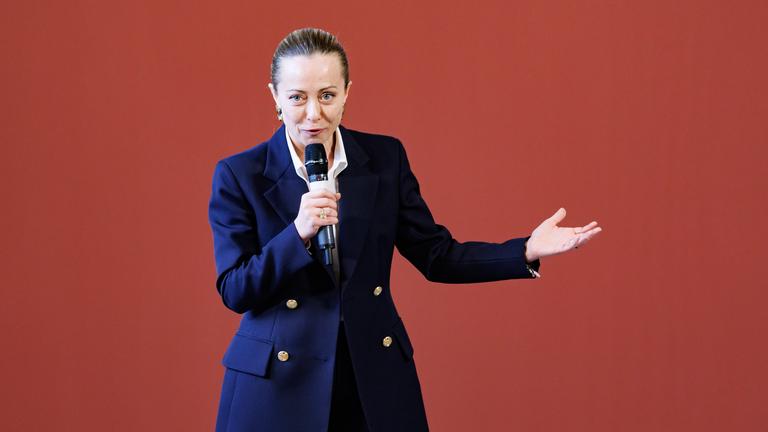 Die italienische Ministerpräsidentin Giorgia Meloni steht auf der Bühne mit einem Mikrofon in der Hand bei der  Verleihung des Leonardo-Preises in der Villa Madama in Rom.