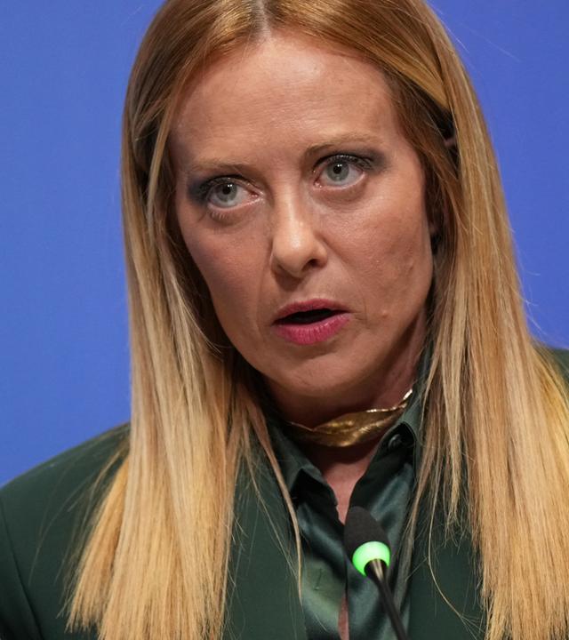 Die italienische Ministerpräsidentin Meloni spricht während einer Pressekonferenz auf dem NATO-Gipfel.