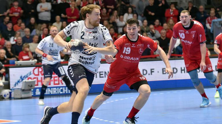 Flensburgs Simon Pytlick versucht an Melsungens Elvar Oern Jonsson vorbeizugehen